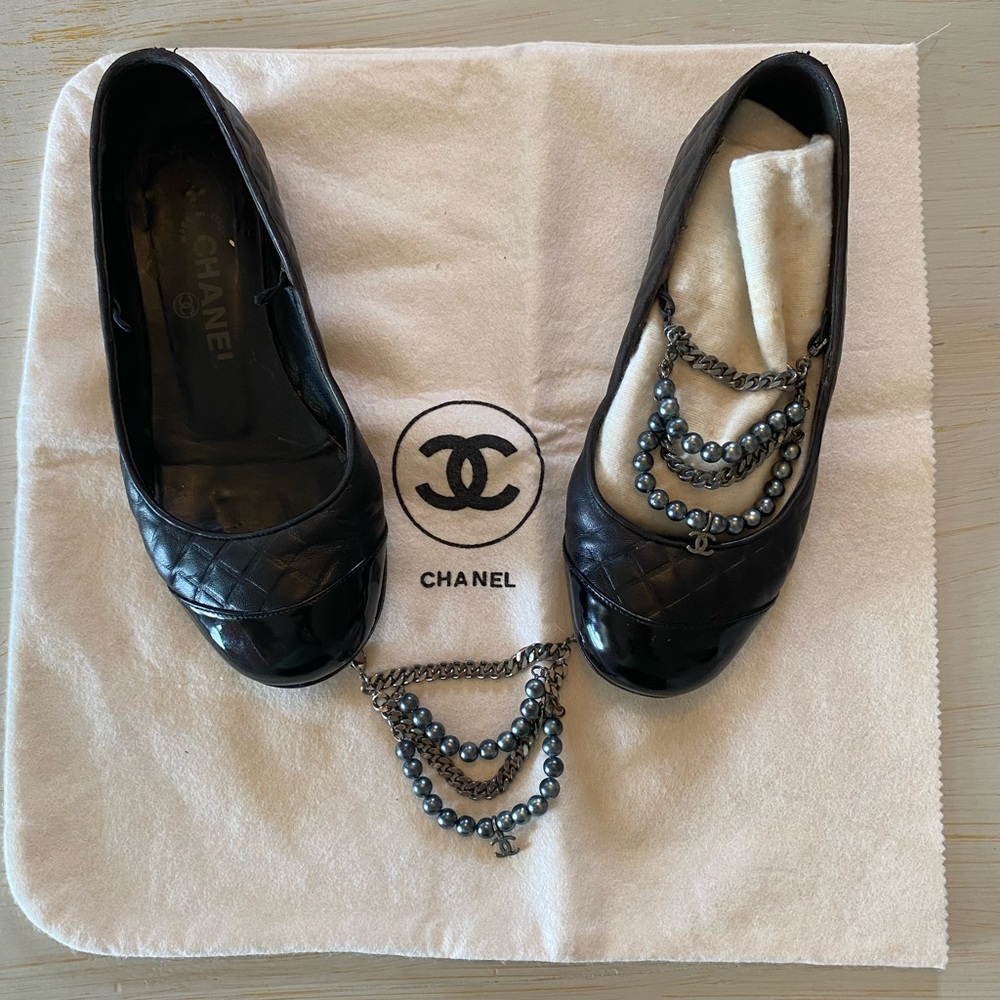 Rare Chanel Black Quilted Leather Ballet Flat with Pearls and Chains. Size 6